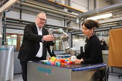 Janne Saijonkivi ja Kati Ahonen tutkivat yhteistyötobottia Vamian tekniikan tiloissa.