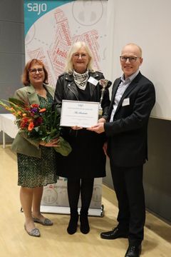 Palkittu Åsa Stenbacka pitelee diplomia ja vieressä SAJO ry:n edustajat.