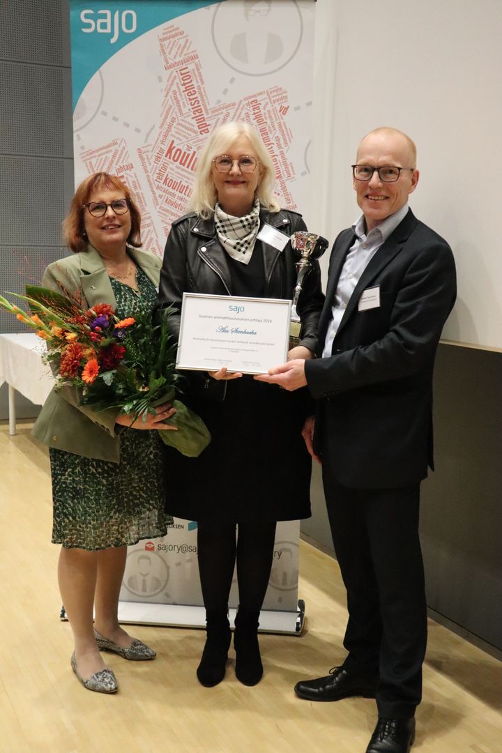 Palkittu Åsa Stenbacka pitelee diplomia ja vieressä SAJO ry:n edustajat.