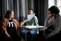 Vaasan ammattikorkeakoulun Muotoilukeskus MUOVAn työntekijät Veera Hautala, Martin Leturia Ugarte, Anu Norrgrann ja Asko Uuras ideoinnin parissa.