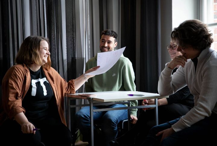 Vaasan ammattikorkeakoulun Muotoilukeskus MUOVAn työntekijät Veera Hautala, Martin Leturia Ugarte, Anu Norrgrann ja Asko Uuras ideoinnin parissa.