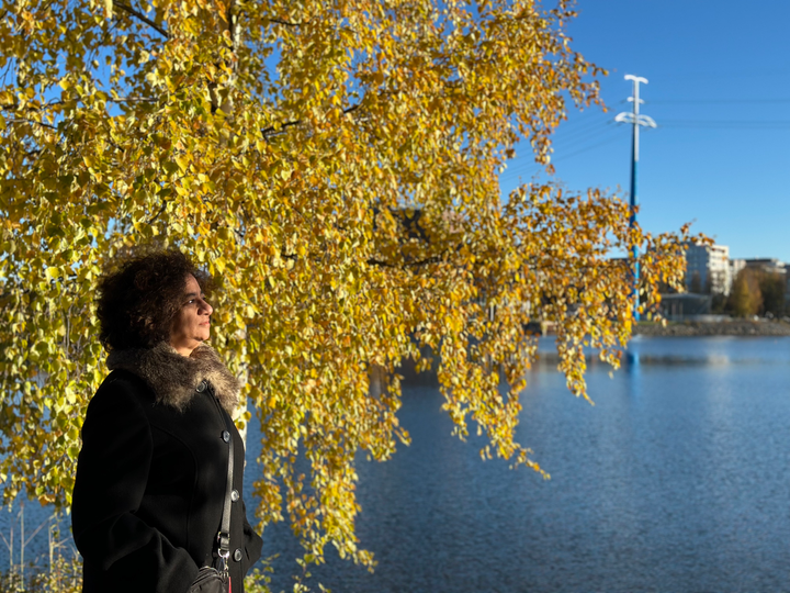 Intiassa syntynyt sähköinsinööri Seema Ganoo on sopeutunut uuteen kotimaahan ja kulttuuriin useamman kerran, mikä on tuottanut haasteita työnhakijana. Hän toivoisi yrityksiltä avoimempaa suhtautumista maahanmuuttajataustaisia kohtaan, ja ihmettelee, miksi yhä edelleen monissa työpaikoissa vaaditaan suomen tai ruotsin kielen taitoa työkielen ollessa englanti.