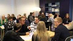 Vaasan alueen nuoret vaikuttajat ja asiantuntijat ratkoivat nuorten esille nostamia haasteita ja toiveita Vaasan seudun pitovoiman parantamiseksi marraskuussa 2023 Design Think Tank -työpajassa.
