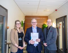 Vasemmalta Vaasan ammattikorkeakoulun palveluliiketoiminnan päällikkö Jenna Puska, Wapicen toimitusjohtaja Pasi Tuominen sekä Vaasan ammattikorkeakoulun va. rehtori, toimitusjohtaja ja tekniikan yksikön johtaja Ville Isoherranen.