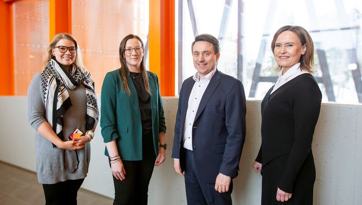 Vasemmalta Vaasan ammattikorkeakoulun palveluliiketoiminnan päällikkö Jenna Puska, POP Pankki Lakeuden markkinointivastaava Jenna Tapola ja liiketoimintajohtaja Jaakko Hietala, sekä Vaasan ammattikorkeakoulun liiketalouden yksikön johtaja Elina Martin.