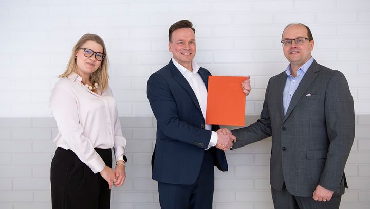 Vasemmalta Vaasan ammattikorkeakoulun palveluliiketoiminnan päällikkö Jenna Puska, Tero Talvitie, Vice President, ABB Smart Power Finland sekä Vaasan ammattikorkeakoulun va. rehtori, toimitusjohtaja ja tekniikan yksikön johtaja Ville Isoherranen.