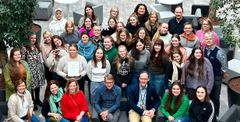 Ryhmäkuva Erasmus+ BIP-viikolle osallistuneista opiskelijoista ja opettajista hymyilemässä Vaasan ammattikorkeakoulun Aleren aulassa.