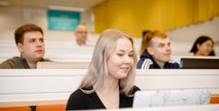 Alt-teksti: Opiskelijoita Vaasan ammattikorkeakoulun luentosalissa tietokoneiden äärellä.