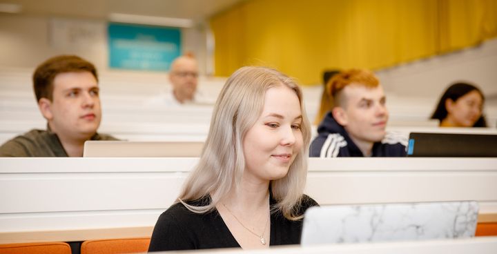 Alt-teksti: Opiskelijoita Vaasan ammattikorkeakoulun luentosalissa tietokoneiden äärellä.