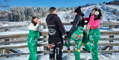 Opiskelijoita ulkona talvimaisemassa haalareissa.