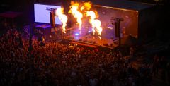 Kuva festivaalista 2024: Lava valaistuna ja ihmisiä juhlimassa Vaasan torilla.