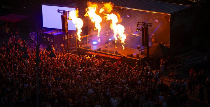 Kuva festivaalista 2024: Lava valaistuna ja ihmisiä juhlimassa Vaasan torilla.