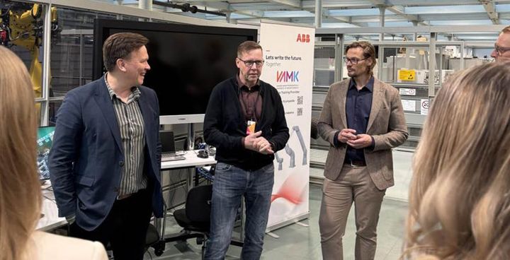 Ryhmä ihmisiä keskustelemassa opetus- ja tutkimuslaboratorio Technobothniassa.