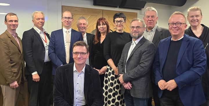 Kuvassa on kymmenen ihmistä seisomassa rivissä sisätiloissa. He ovat osa Länsirannikkoyhteistyön Industrial Advisory Boardia.