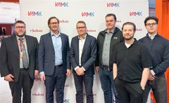 Alt-teksti: Kuusi miestä seisoo rivissä VAMKin logolla varustetun taustaseinän edessä.