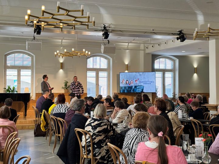 Ohjelmiston julkistustilaisuus 12.5.2025. Lavalla teatterinjohtaja Seppo Välinen ja ohjaaja Sakari Hokkanen.