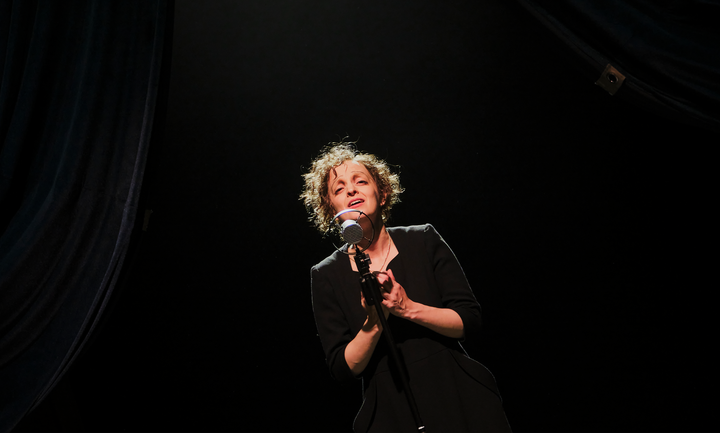 Piaf – en kadu mitään (2025). Kuvassa Sonja Halla-aho. Kuva Kasper Dalkarl