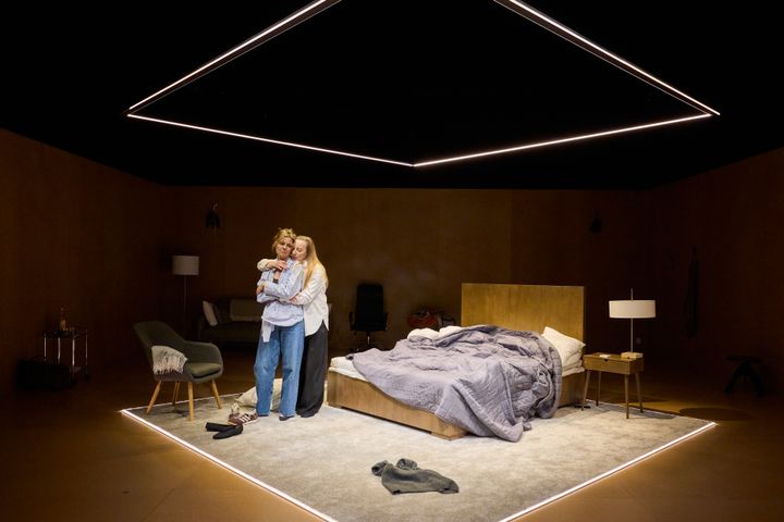 Totuus (2026). Kuvassa Anni-Maija Koskinen ja Milla Kangas. Kuva Guillaume Roujas