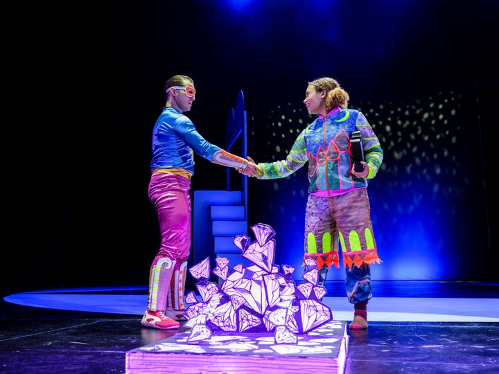 Aladdin ja taikalamppu (2026). Kuvassa Lampun Henki (Oiva Nuojua) ja Aladdin (Senna Vodzogbe). Kuva Kasper Dalkarl