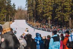 Kilpailutunnelmaa ladulla Salpausselän kisoissa.
