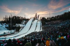 Lahden suurmäki ja täysi katsomo kilpailun aikana Salpausselän kisoissa.