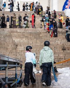 Lumilautailijoita Senaatintorilla