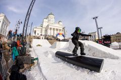 Lumilautailija Senaatintorilla