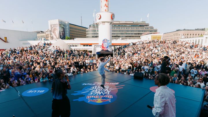 Red Bull Dance Your Style 2025 tanssittiin Lasipalatsin aukiolla. Tänä vuonna tapahtuma nähdään Senaatintorilla.