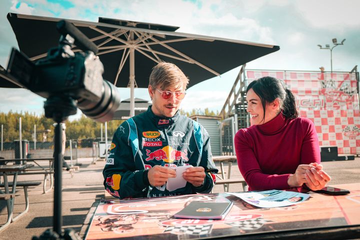 Daniel Ahola ja Krisse Aalto valmistautumassa karting-haasteeseen.