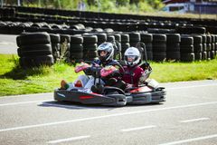 Daniel Ahola ja Krisse Aalto treenaamassa kartingia.