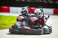 Daniel Ahola ja Krisse Aalto treenaamassa kartingia.