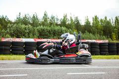 Daniel Ahola ja Krisse Aalto treenaamassa kartingia.