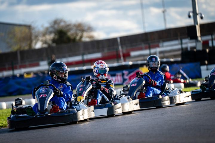 Max Verstappen keskellä taistelemassa Max vs 100 -kartinghaasteen voitosta