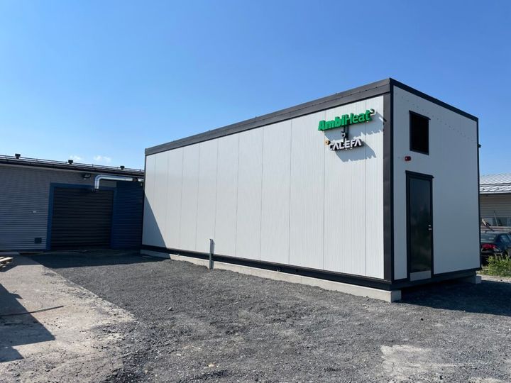 Valkoinen%20AmbiHeat-rakennus%2C%20jossa%20on%20vihre%E4%20logo.