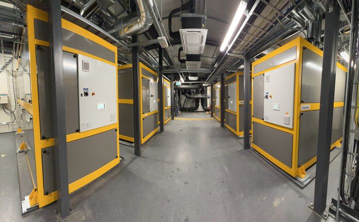 Calefan%20l%E4mp%F6pumppuja%20AmbiHeat-l%E4mp%F6pumppulaitoksen%20sis%E4ll%E4.