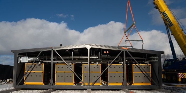 Calefan Nevelle toimittamaa lämpöpumppulaitosta nostetaan paikalleen.