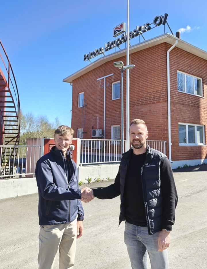 Pekka Vihervuori ja Petri Vuori kättelevät Paimion Lämpökeskuksen edessä