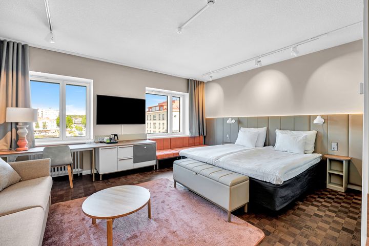 Original Sokos Hotel Seurahuone Savonlinnan kevään 2023 aikana uudistettu huone.