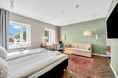 Original Sokos Hotel Seurahuone Savonlinnan kevään 2023 aikana uudistettu huone.