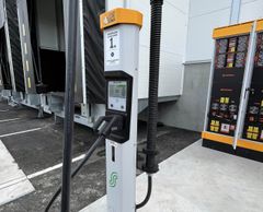 Sähkökuorma-autot ladataan terminaalissa lastauksen yhteydessä.