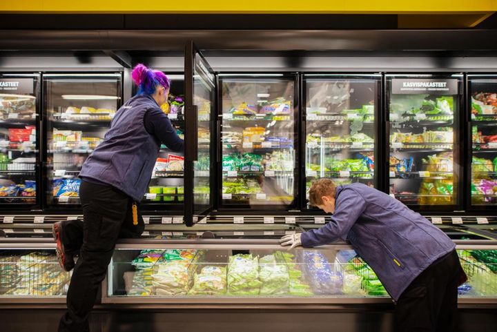 Kaupparyhmän oman toiminnan päästöjä on vähennetty etuajassa. Taustalla ovat vaikuttavat energiatehokkuustoimet. Lähes 600 S-ryhmän myymälään on vaihdettu ympäristöystävällisemmät, luonnollisia kylmäaineita käyttävät, kylmälaitteet.