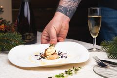 Ravintola Bomban Valamo-menun alkuruoka: maa-artisokkaa ja rapua