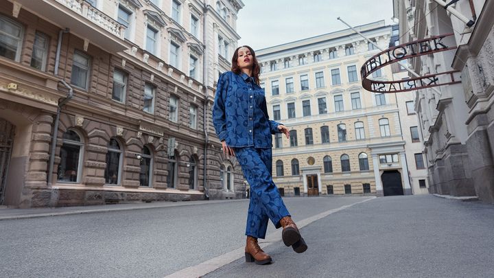 Marimekon uudesta Maridenim-mallistosta löytyy istuvuudeltaan väljempiä, paksummasta farkkukankaasta valmistettuja housuja sekä paitatakki