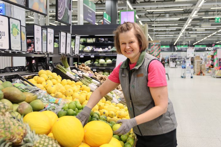 Linnanmaan Prismassa työskentelevät Sari Kareinen hevi-osastolla.