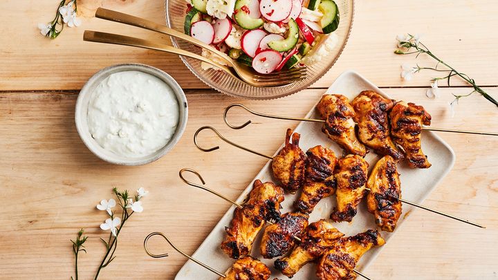 Grillatut wingsit, sinihomejuustodippi ja kukkakaalisalaatti - yhteishyvä.fi.