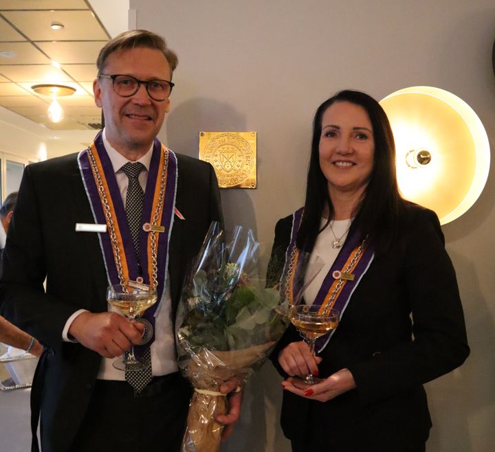 Kuvassa Radisson Blu Hotel Oulun F&B manager Hannu Kovala ja hotellinjohtaja Tarja Karvola palkitsemistilaisuudessa torstaina 9.10.2025.