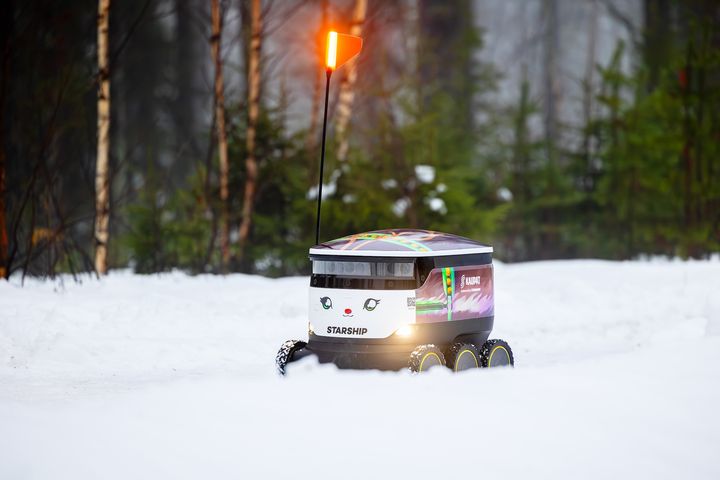 Pohjoisen ruokarobotit jakavat tilausten lisäksi jouluiloa, sillä ne ovat saaneet ylleen tonttu- ja porotarroituksen.