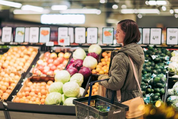 S-ryhmä pyrkii pienentämään luontojalanjälkeään esimerkiksi lisäämällä kasvipohjaisten tuotteiden osuutta, suosimalla kotimaisia tuotteita ja kehittämällä vastuullisia hankintaketjuja.