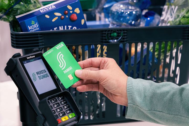 Asiakasomistajille maksettiin vuonna 2025 ennätykselliset yli puoli miljardia euroa bonuksia ja muita rahallisia etuja. Kuva: