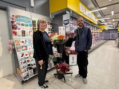S-market Isojoen myyjä Tuula Kiviniemi ja myymäläpäällikkö Janne Kujansivu